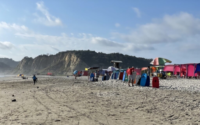 The beach in Canoa offers several services to tourists